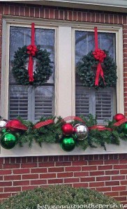 Top 30 Most Fascinating Christmas Windows Decorating Ideas