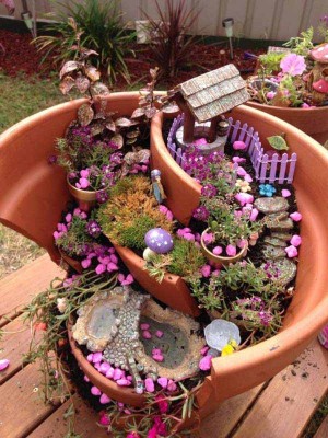 Stunning Ideas to Build a Fairy Tale Garden in a Broken Pot - WooHome