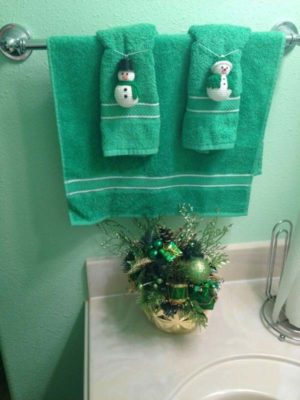 Top 31 Awesome Decorating Ideas to Get Bathroom a Christmas Look - Amazing DIY, Interior &amp; Home